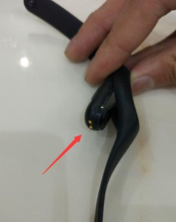 小米手环怎么充电？