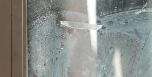 玻璃窗上的透明胶带痕迹怎么快速去除