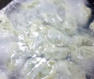 煮饺子是用开水还是凉水则儿处？是水开了以后再下吗？