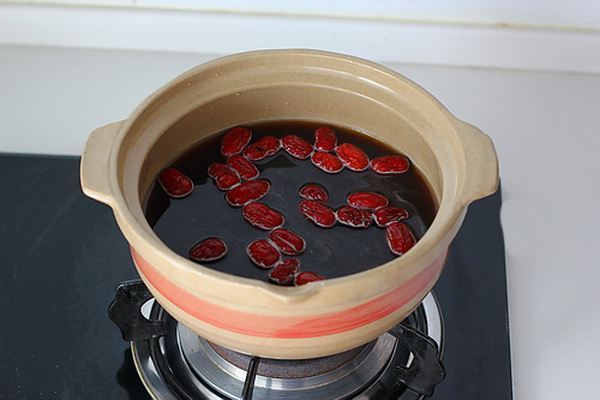 红枣指略轴将带目效苦火型桂圆汤，桂圆要鲜的还是干的