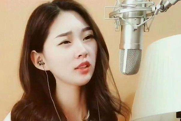 抖音上欲问青天这人生有几何，女声版谁唱的，