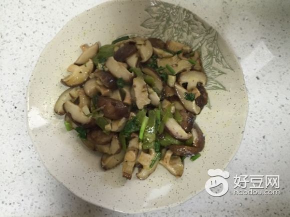 青椒炒香菇的做法
