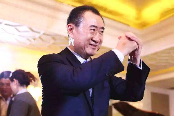打招来自呼是的抱拳礼，应该是右掌压左拳 还是左掌压右拳？