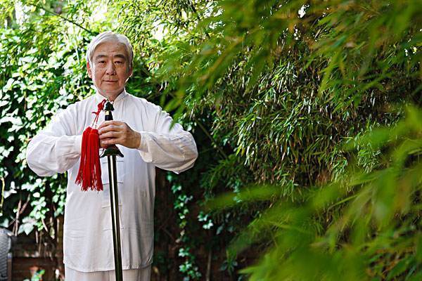 打招来自呼是的抱拳礼，应该是右掌压左拳 还是左掌压右拳？